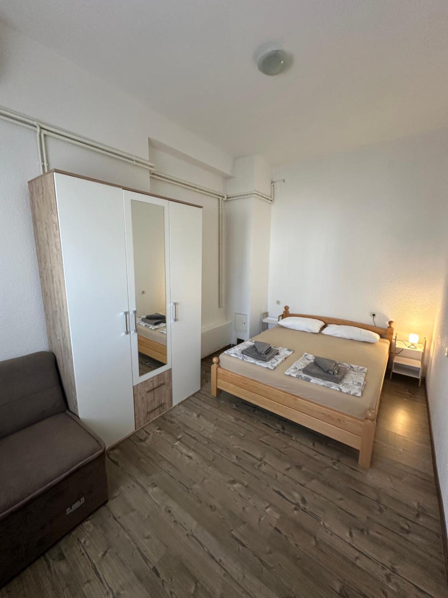 Apartments Panorama With Seasonal Pool 斯拉汀 外观 照片